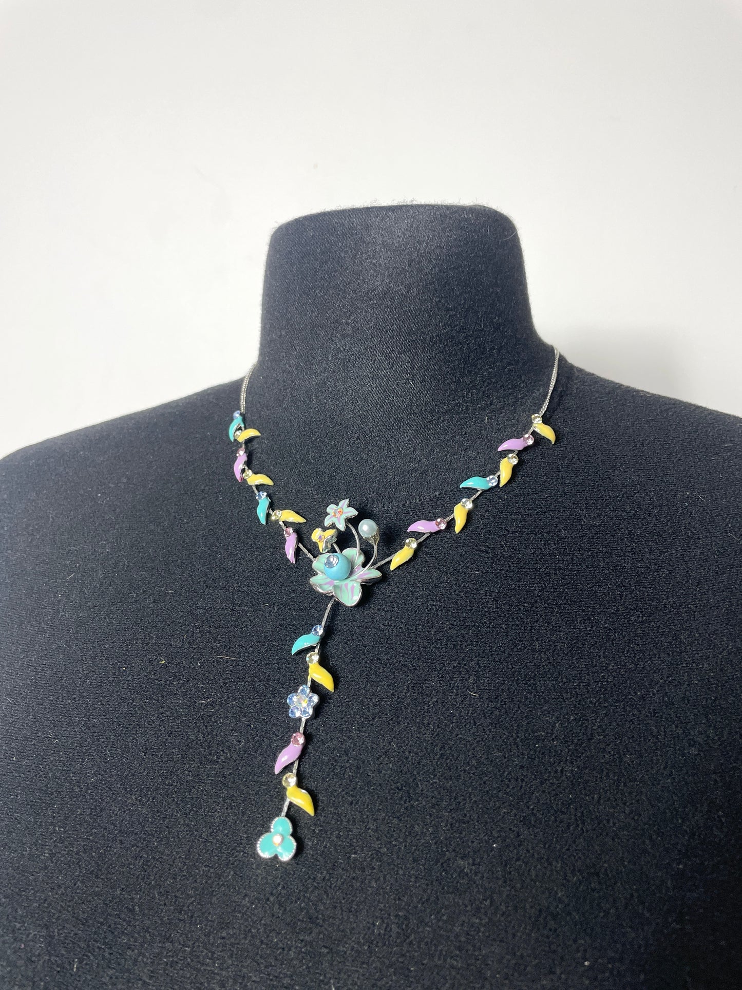 Collier fleurs pastel