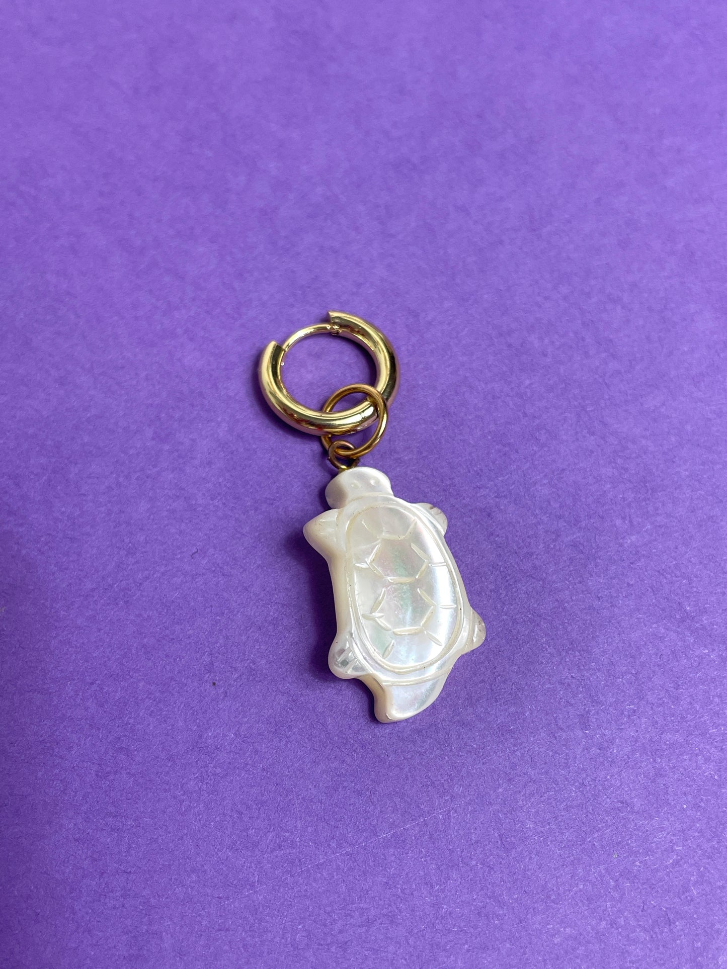 Boucle d'oreille tortue nacre