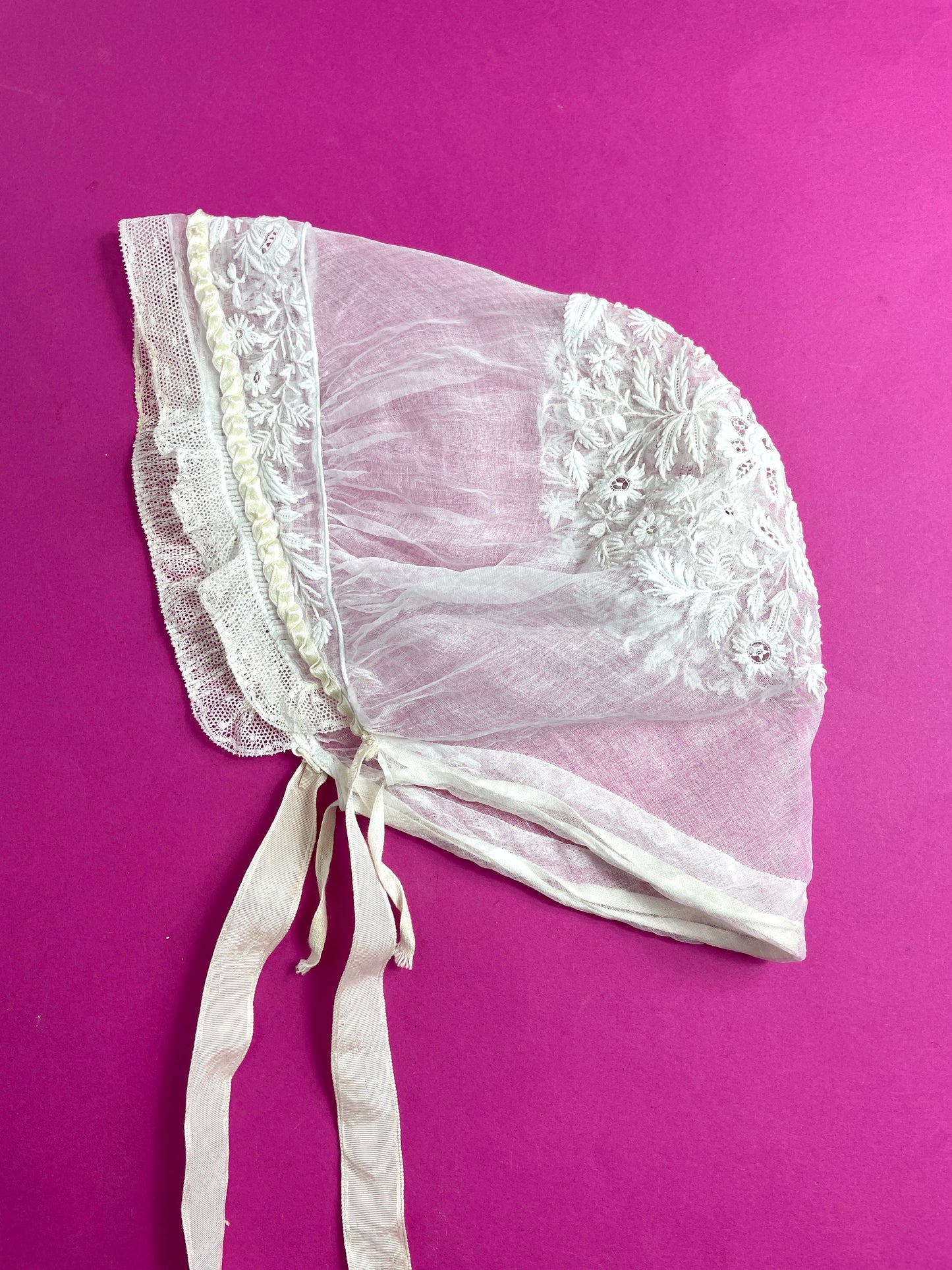 Bonnet ancien en dentelle