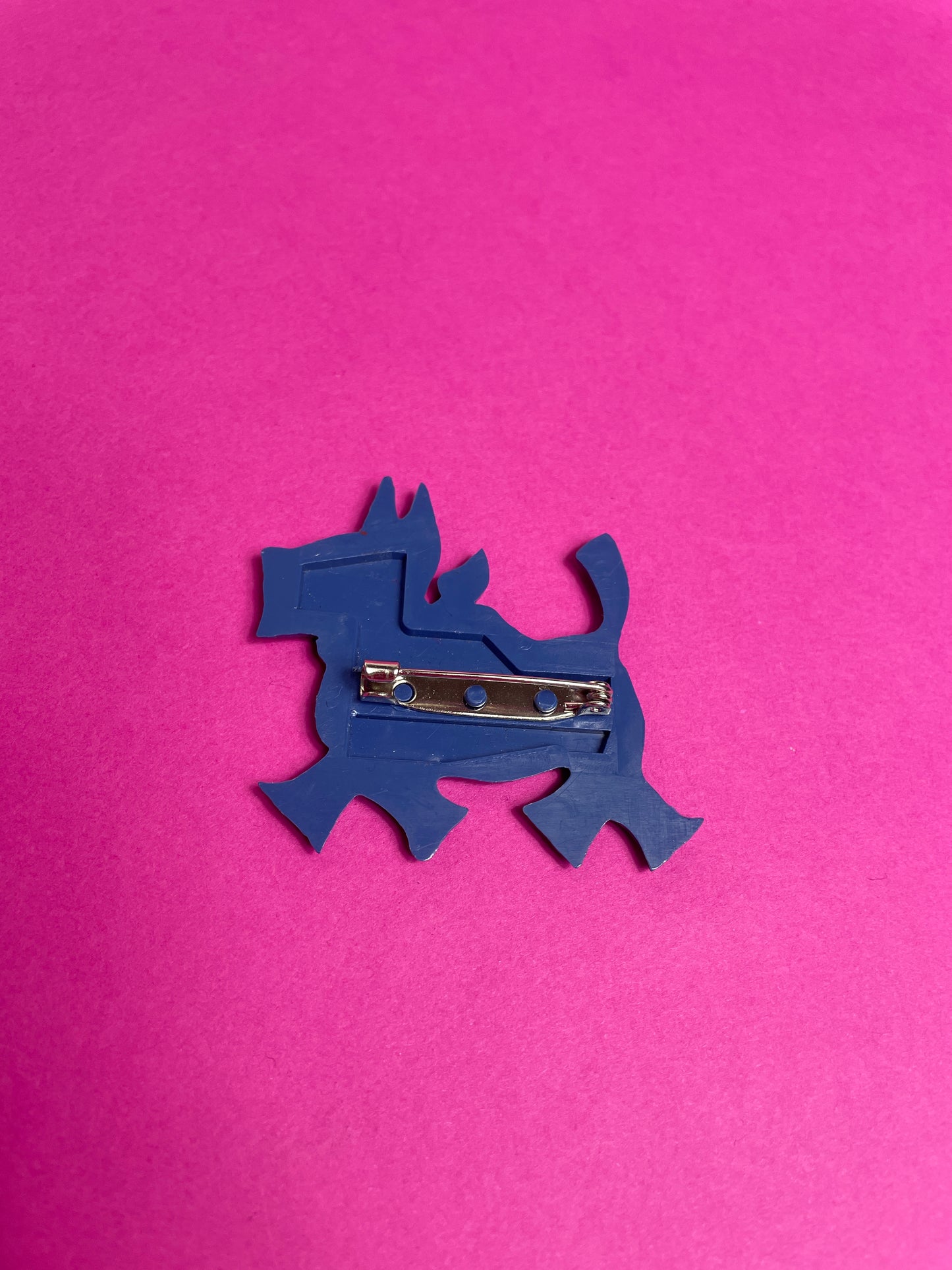 Broche terrier bleue