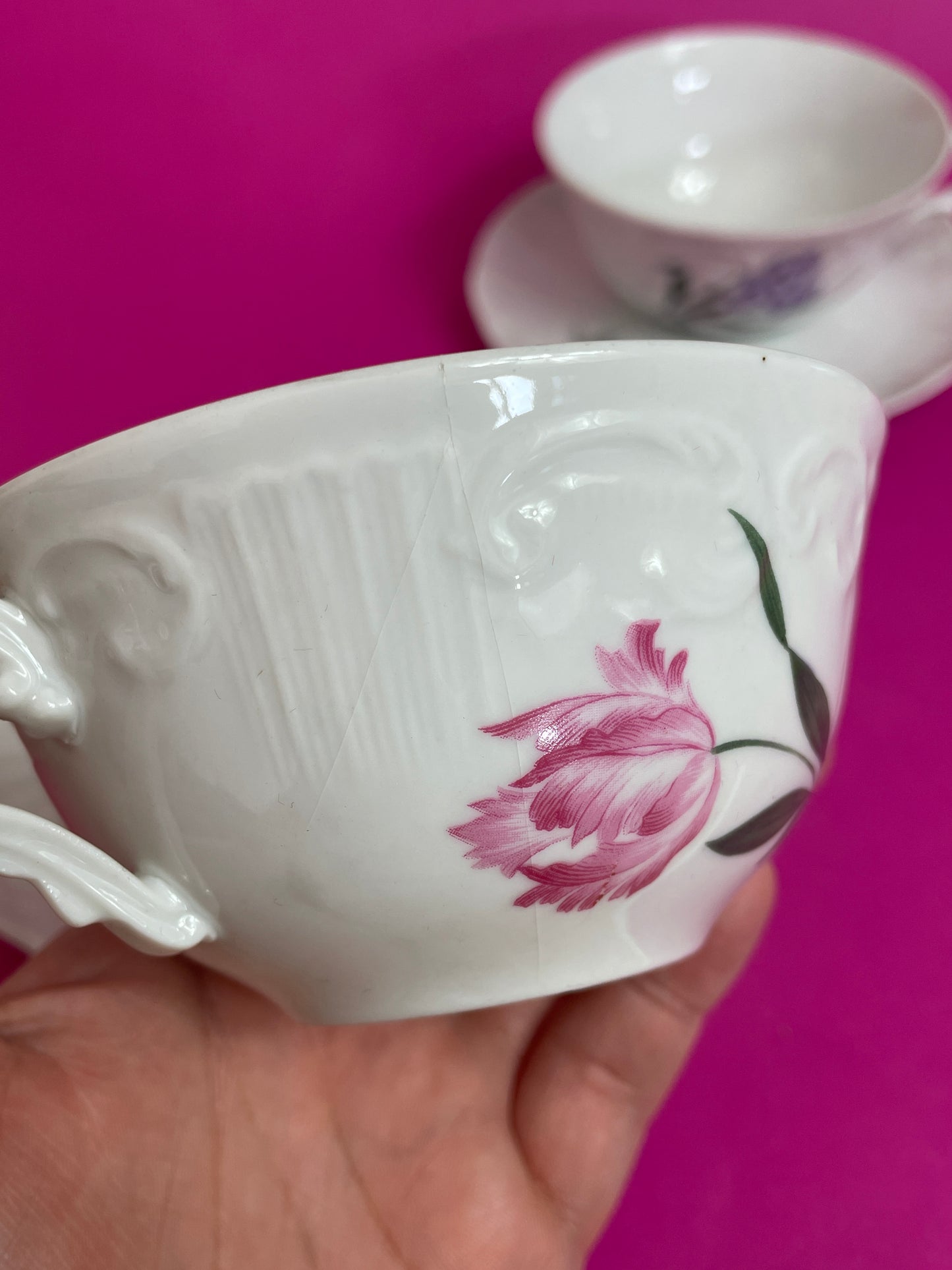 Lot de deux tasses en porcelaine