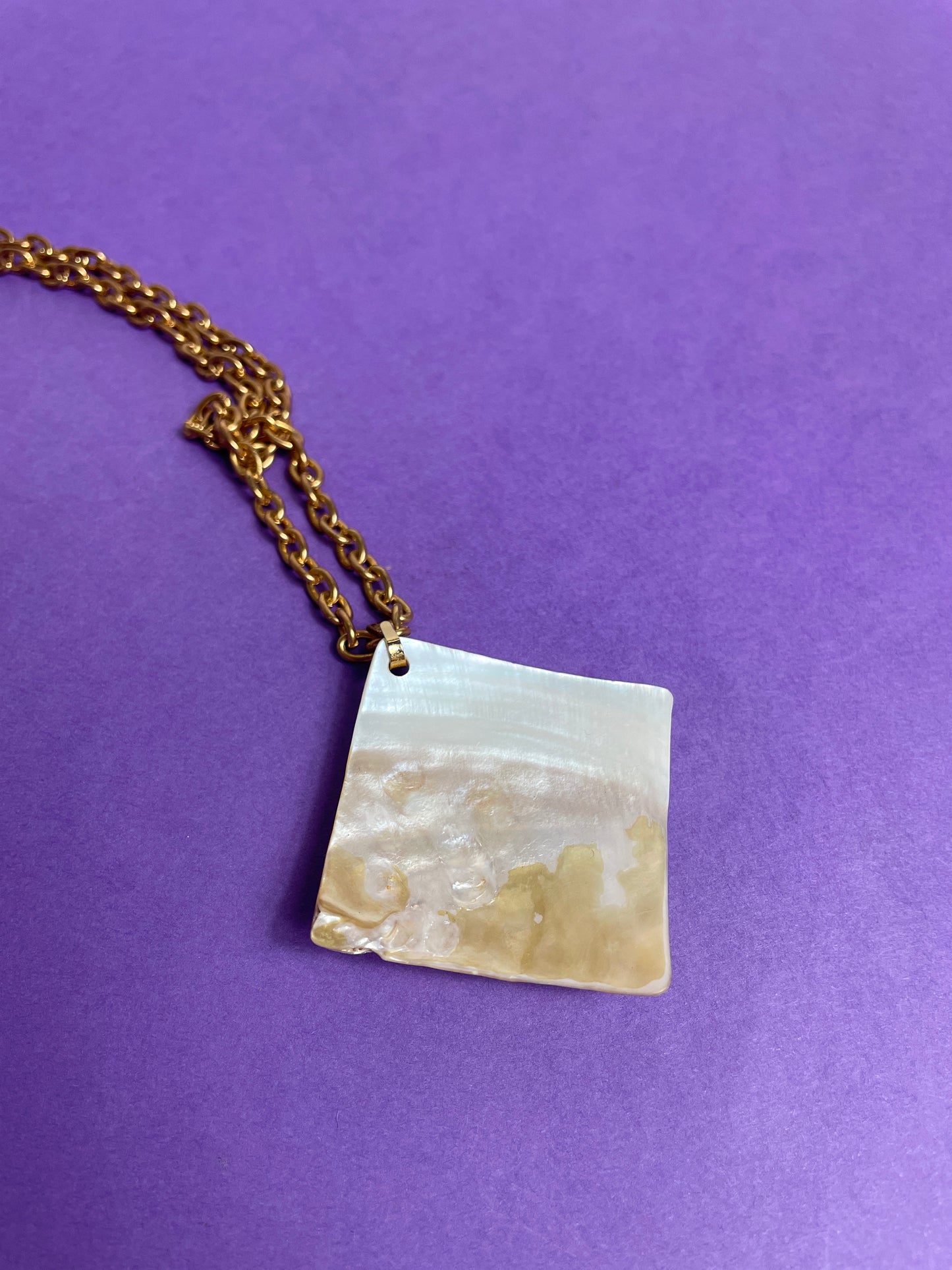 Pendentif vintage camée en nacre