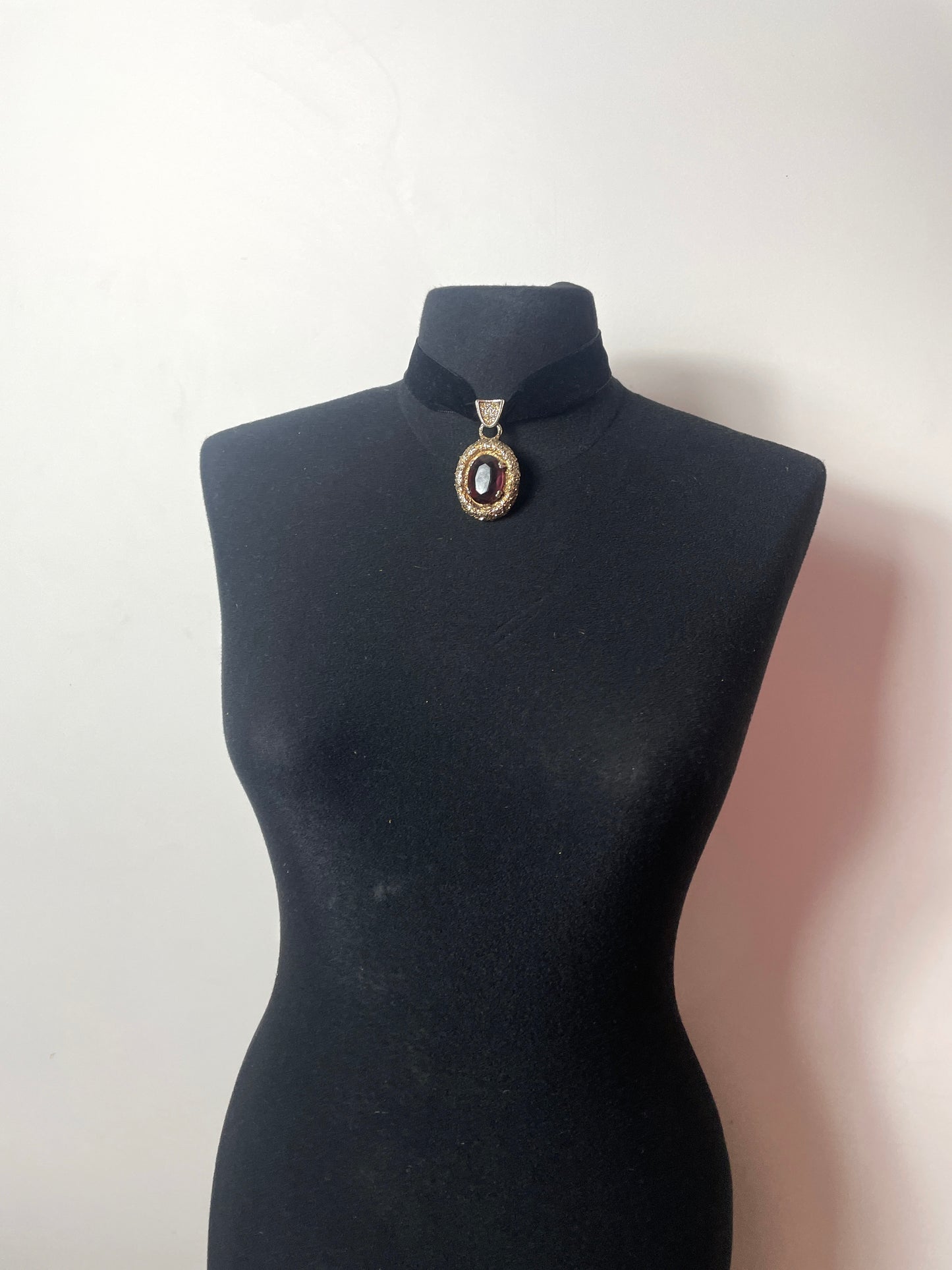 Ras du cou pendentif ovale