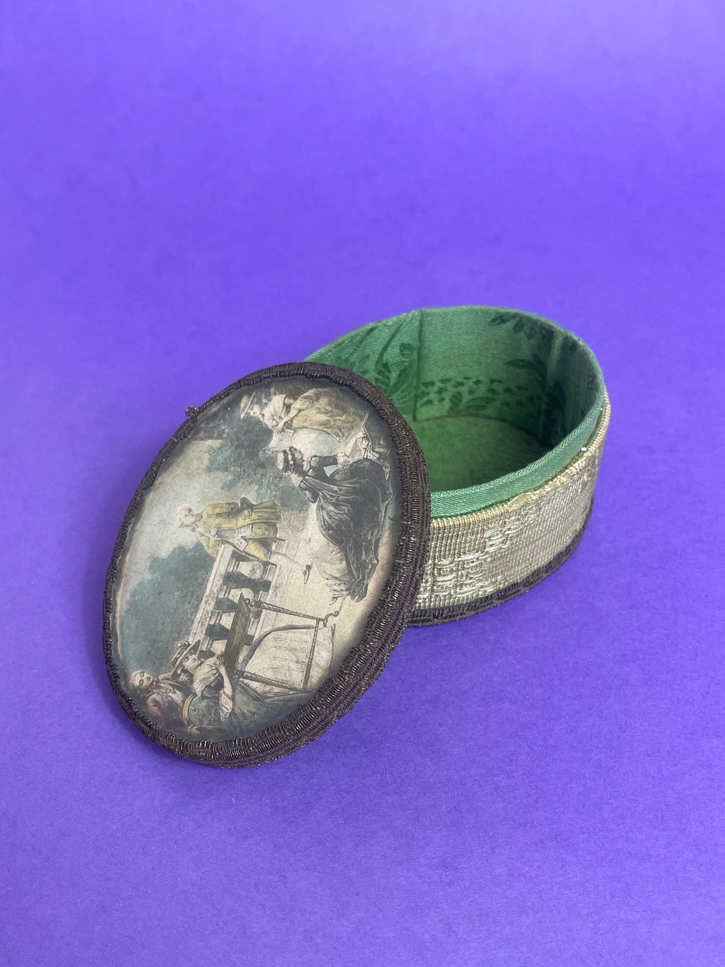 Boîte ancienne à bonbons