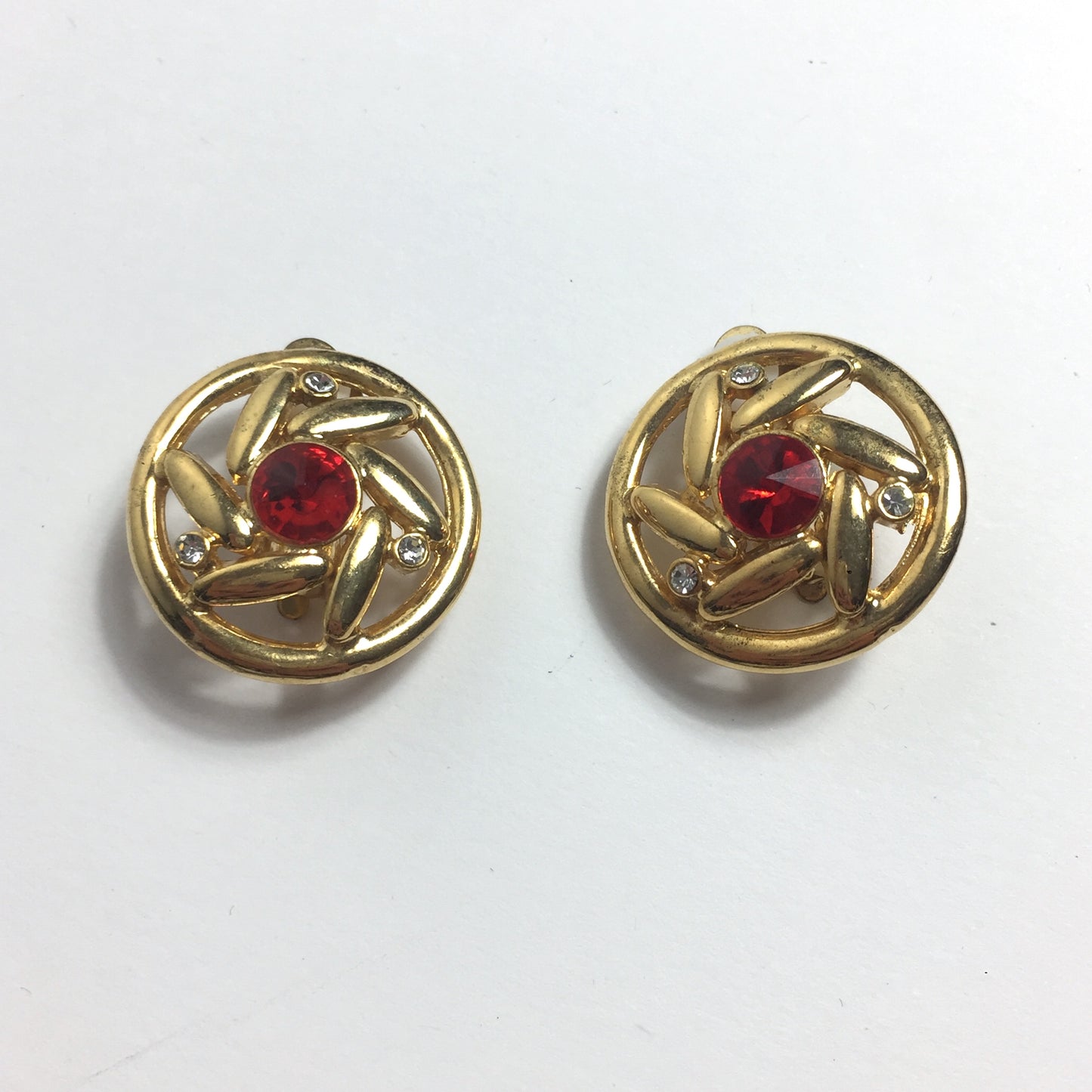 Clips dorés avec strass rouge