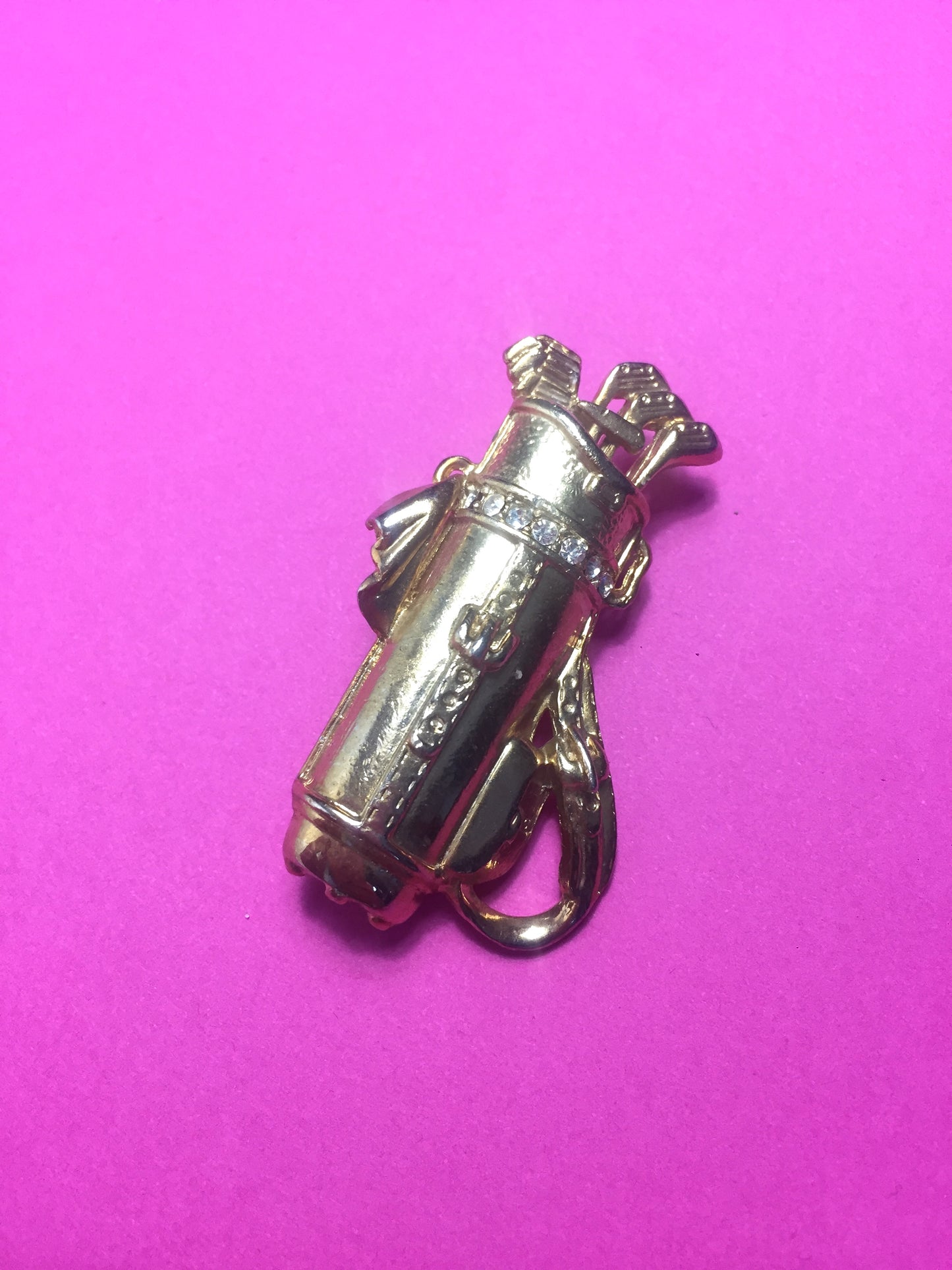 Broche dorée golf