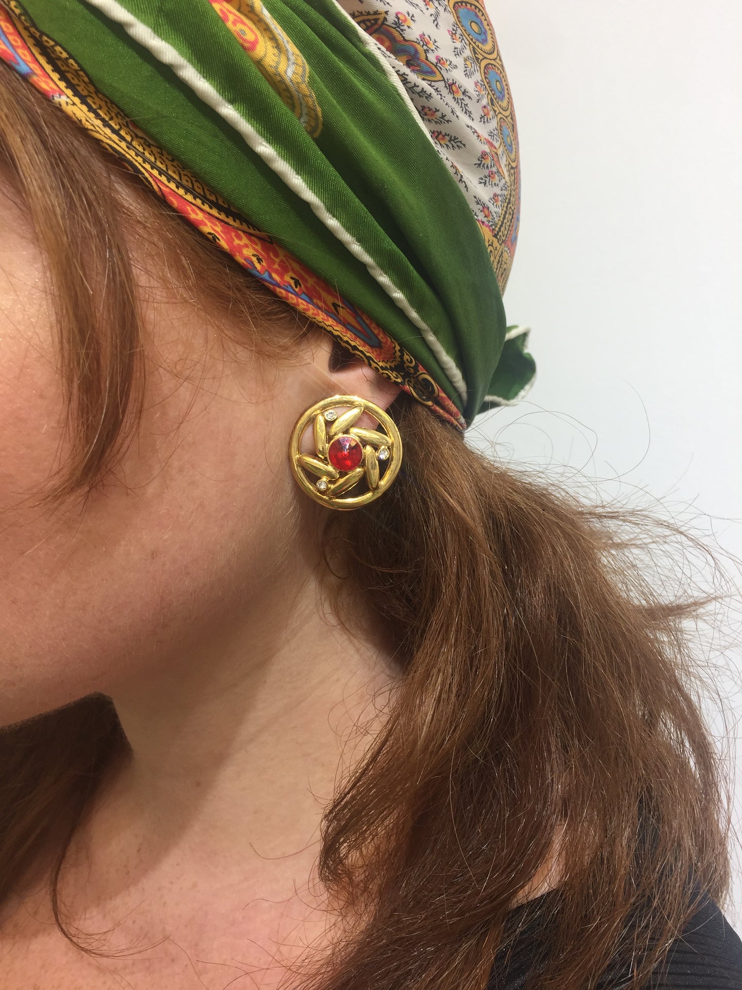 Clips dorés avec strass rouge