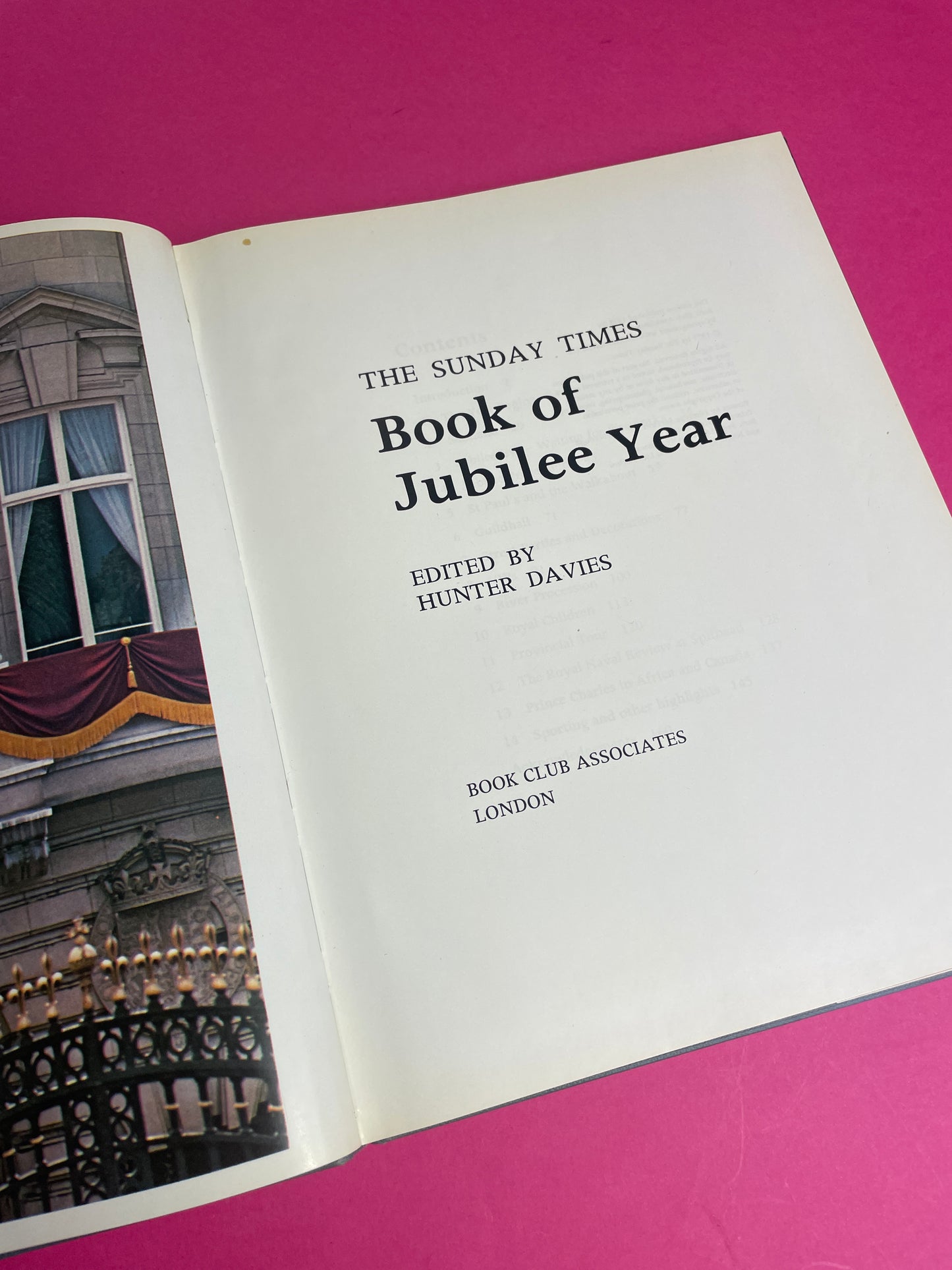 Livre Queen Elizabeth Jubilee Year 1977