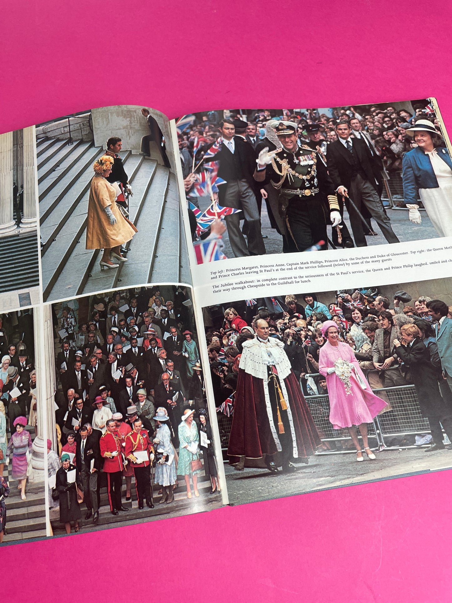 Livre Queen Elizabeth Jubilee Year 1977