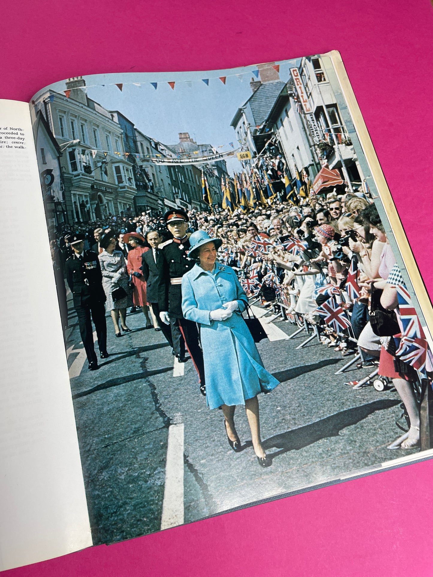 Livre Queen Elizabeth Jubilee Year 1977
