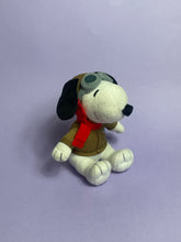 Charger l&#39;image dans la galerie, Peluche Snoopy aviateur
