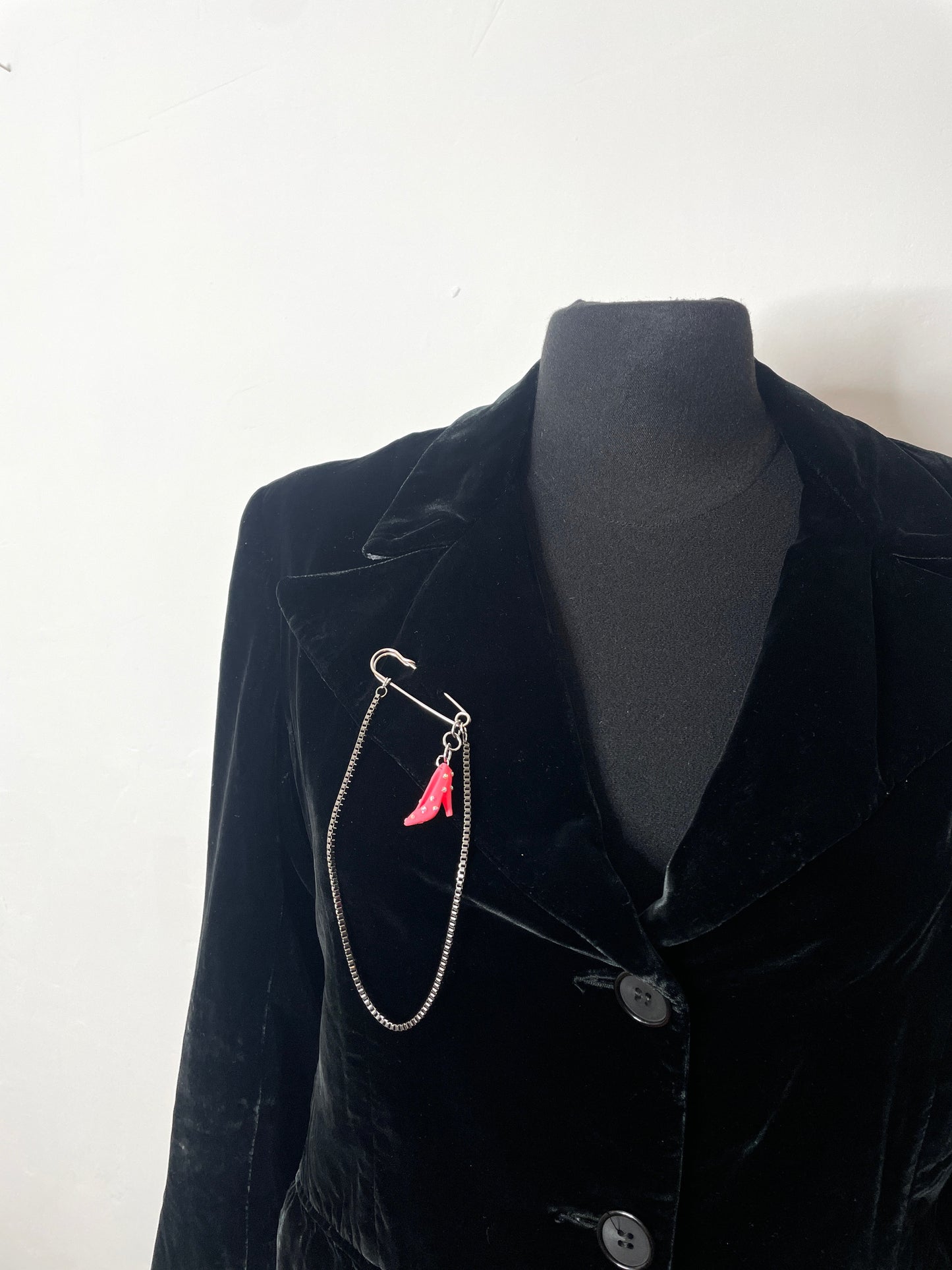 Broche upcyclée Barbie