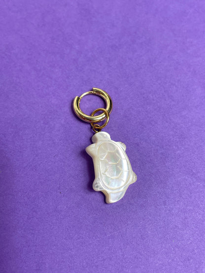 Boucle d'oreille tortue nacre