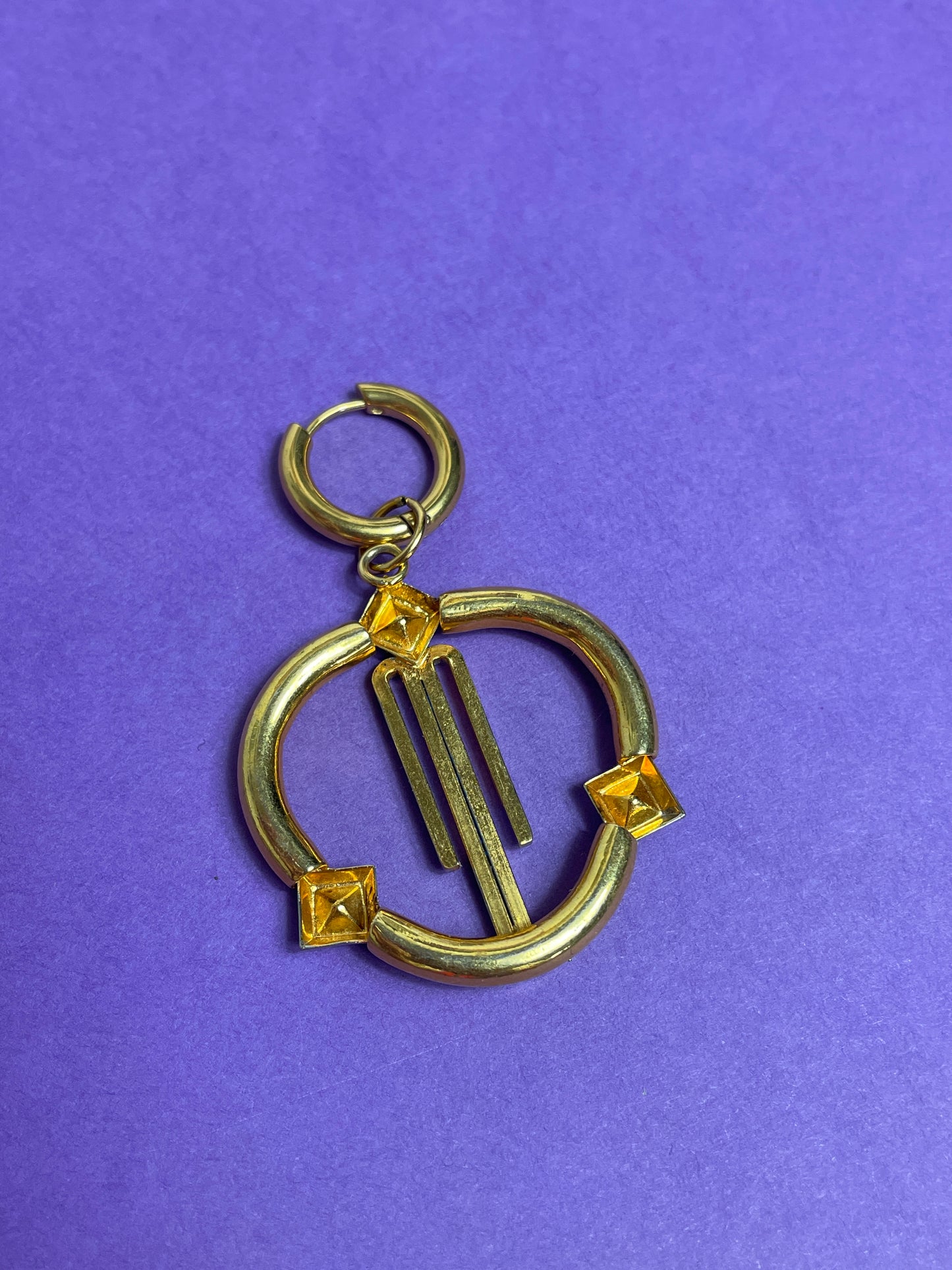 Boucle d'oreille upcyclée dorée & strass
