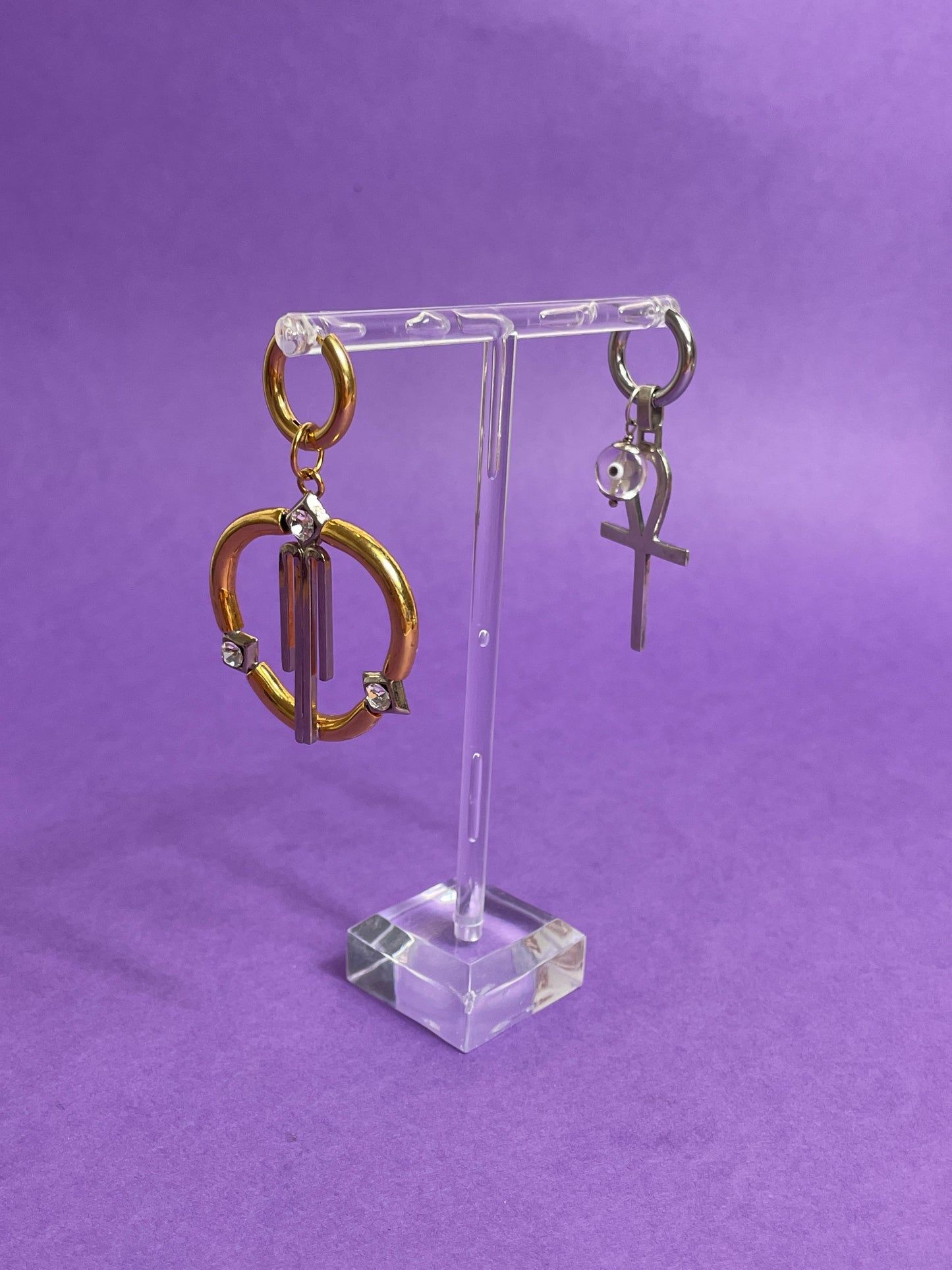 Boucle d'oreille upcyclée dorée & strass