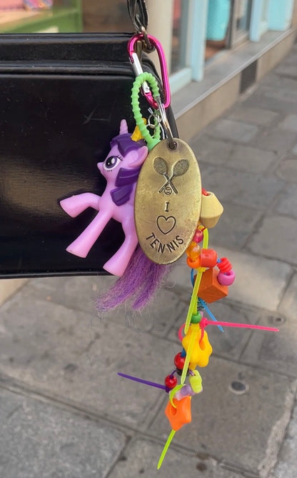 Bijou de sac poney violet