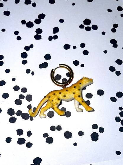 Boucle d'oreille upcyclée panthère