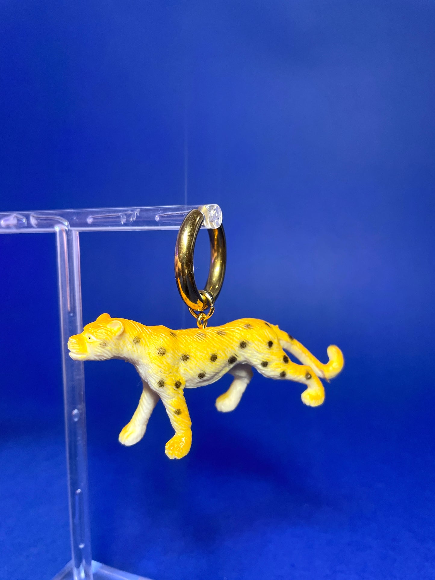 Boucle d'oreille upcyclée panthère