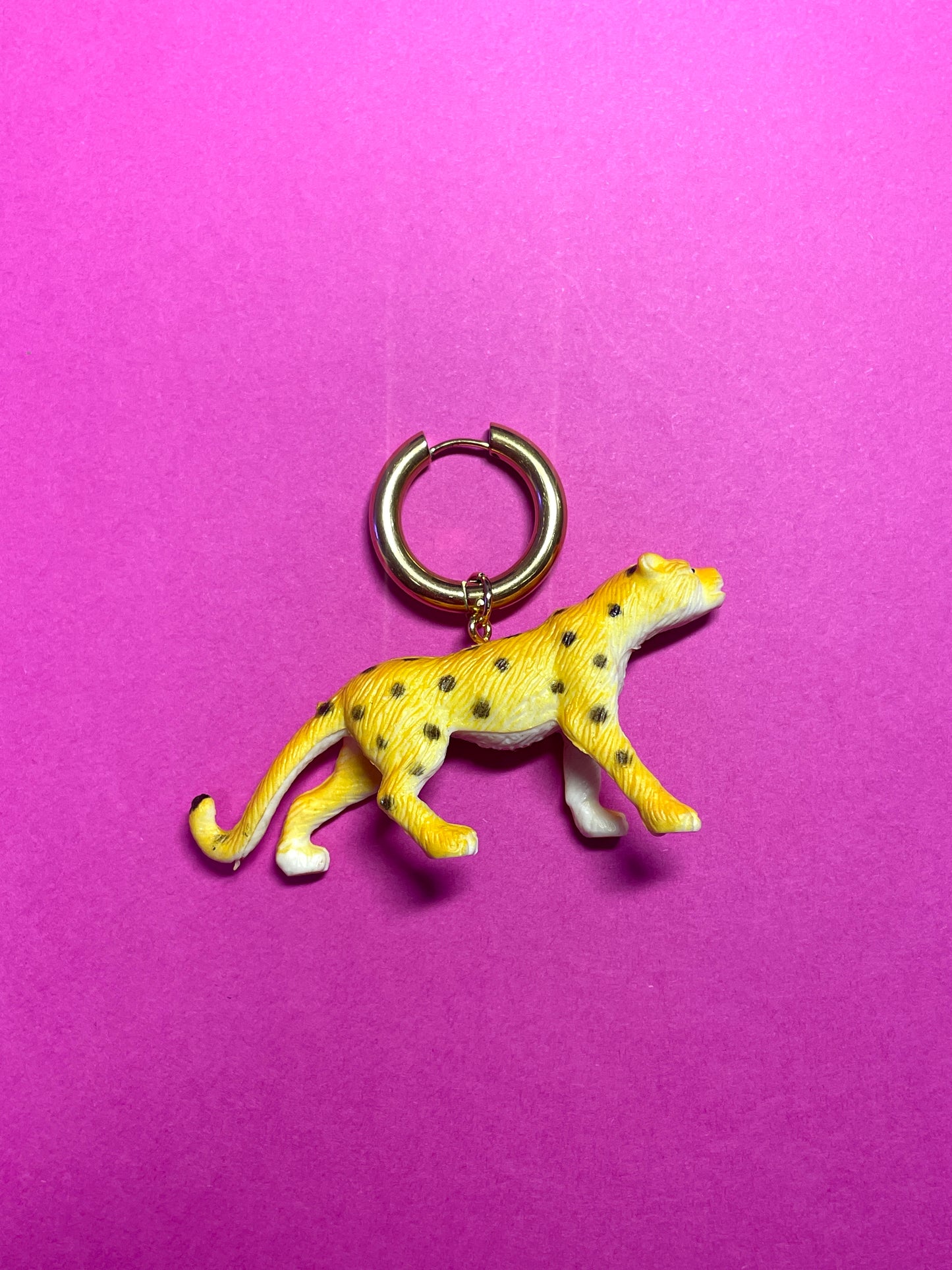 Boucle d'oreille upcyclée panthère