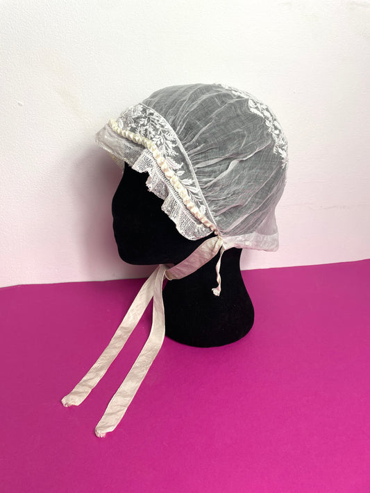 Bonnet ancien en dentelle
