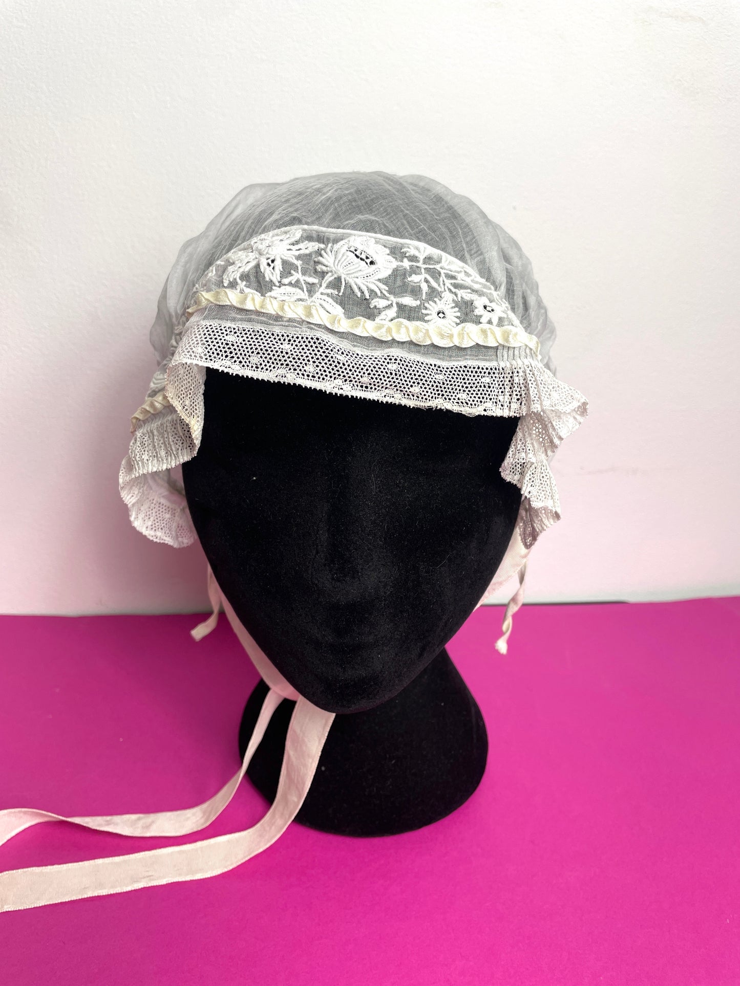 Bonnet ancien en dentelle