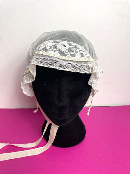 Bonnet ancien en dentelle