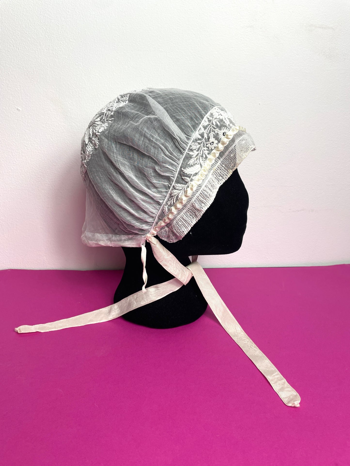 Bonnet ancien en dentelle