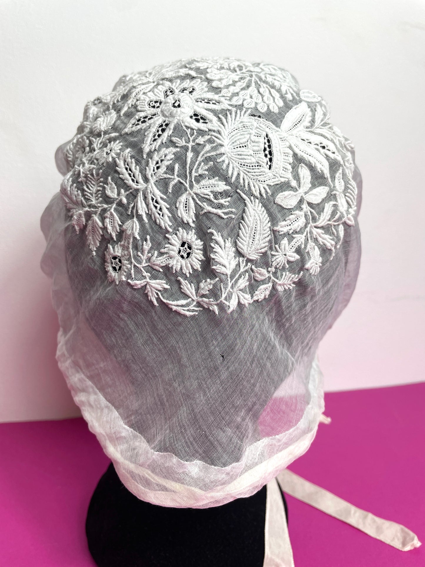 Bonnet ancien en dentelle