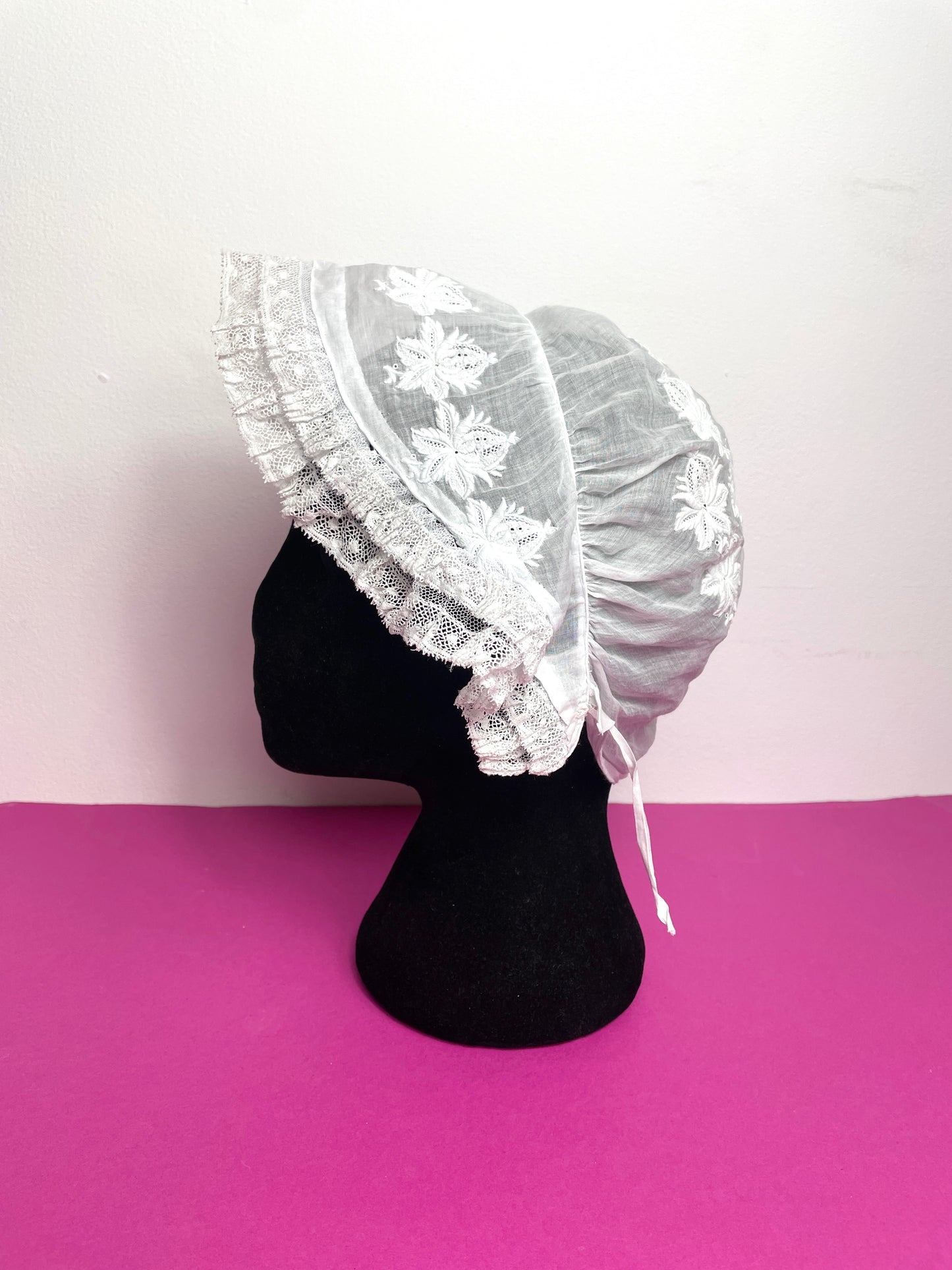 Bonnet ancien brodé