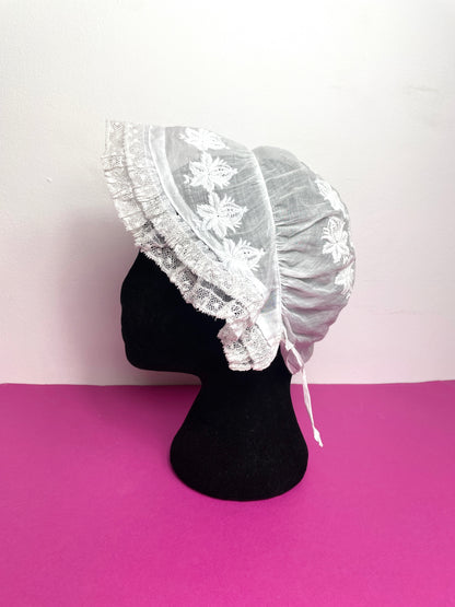 Bonnet ancien brodé