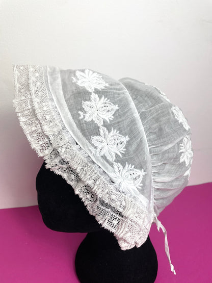 Bonnet ancien brodé
