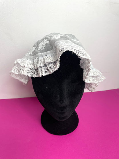 Bonnet ancien brodé
