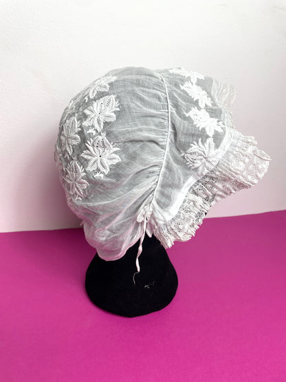 Bonnet ancien brodé