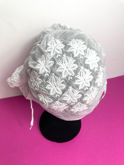 Bonnet ancien brodé