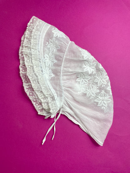 Bonnet ancien brodé