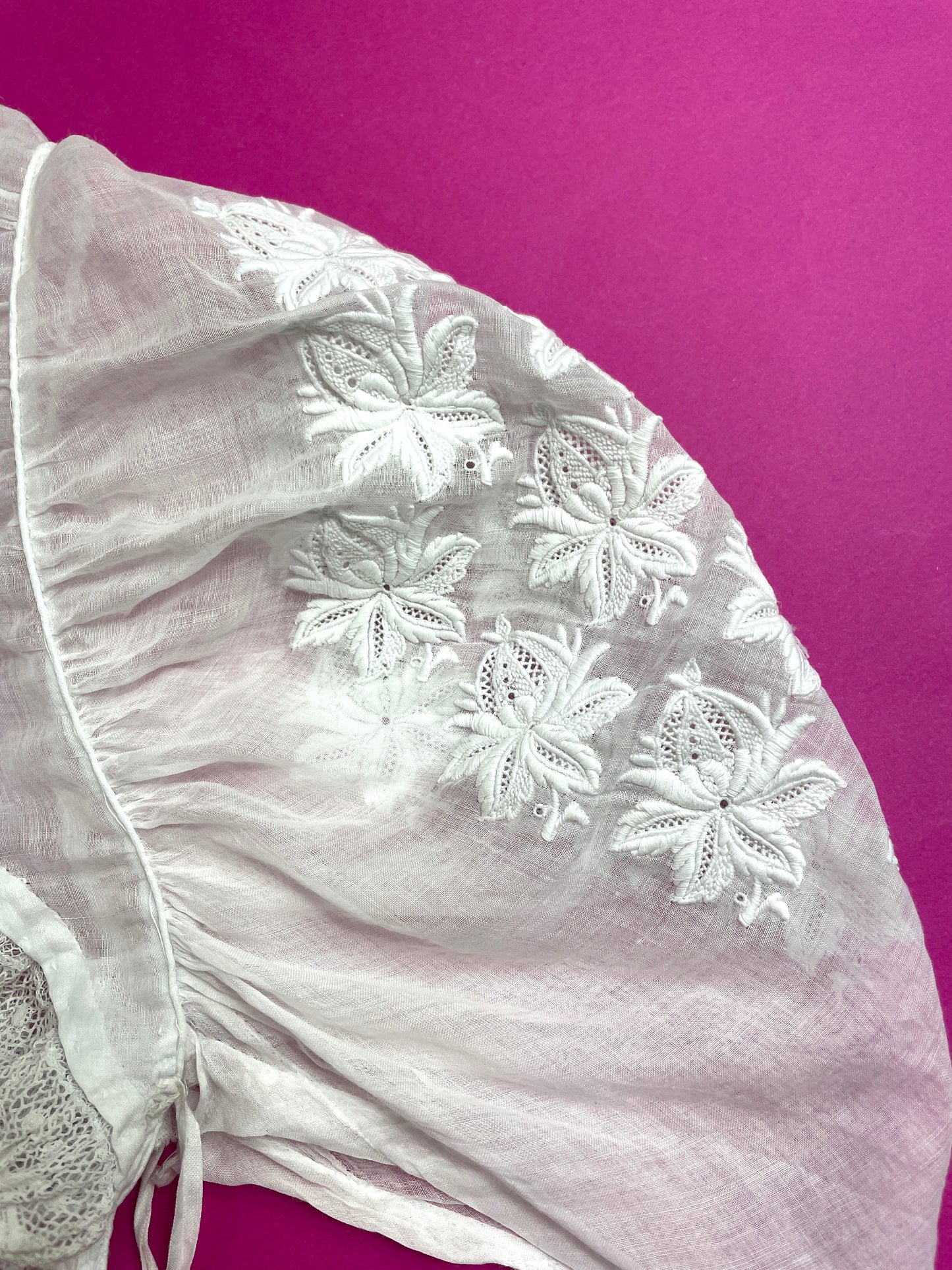 Bonnet ancien brodé