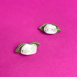 Boucles d'oreilles roses blanches
