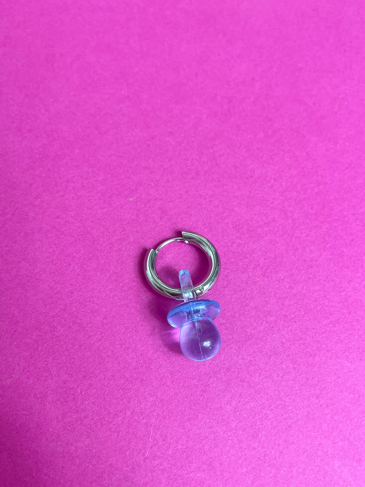 Boucle d'oreille tétine bleue