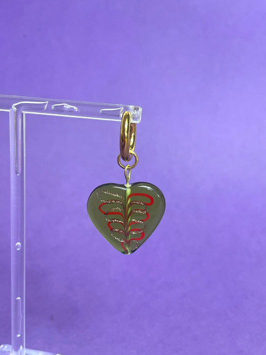 Boucle d'oreille coeur kaki en verre
