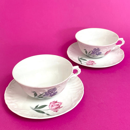 Lot de deux tasses en porcelaine