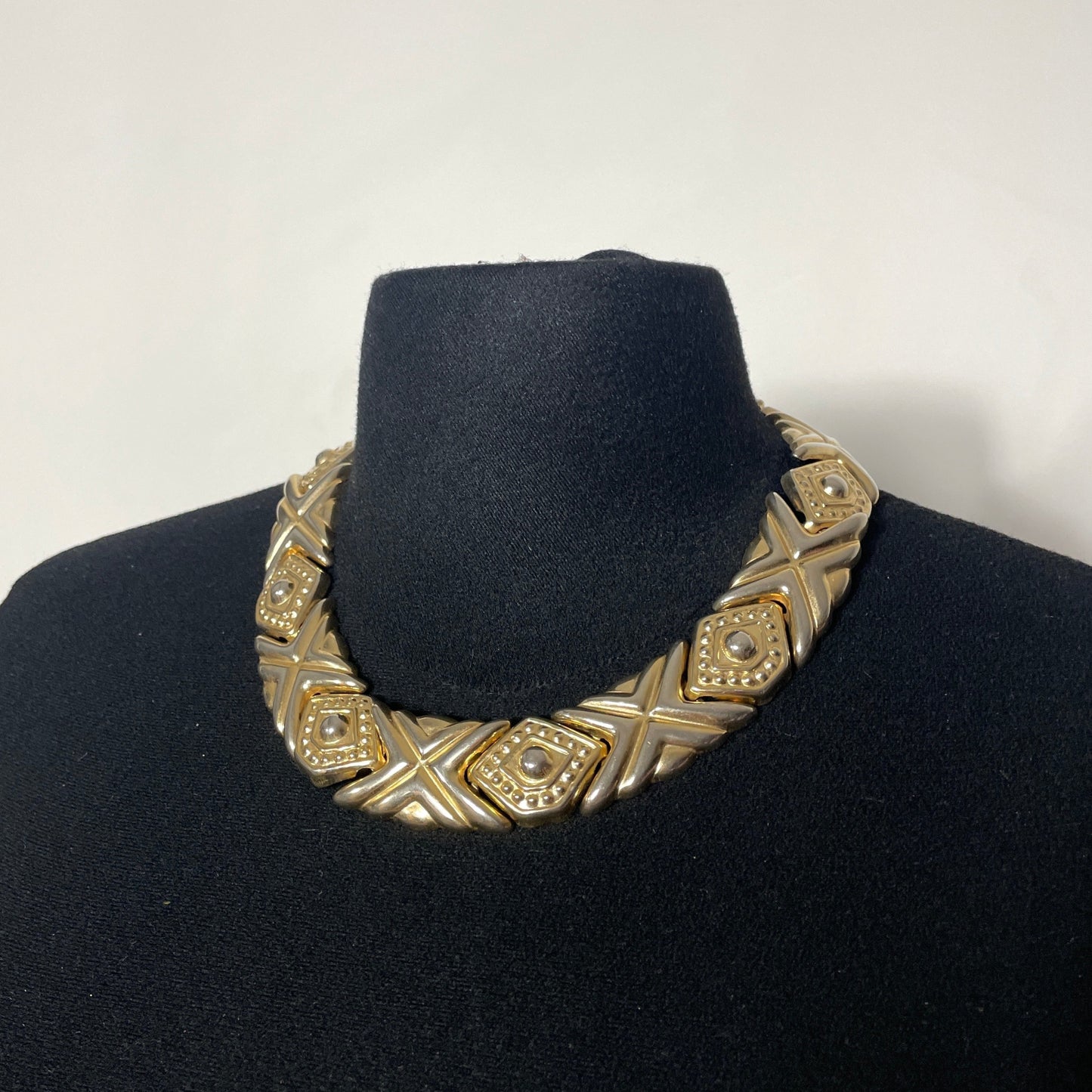 Collier doré ras du cou