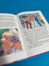 Charger l&#39;image dans la galerie, Livre Barbie reporter 1996
