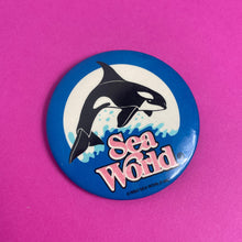 Charger l&#39;image dans la galerie, Badge vintage Sea World 1980
