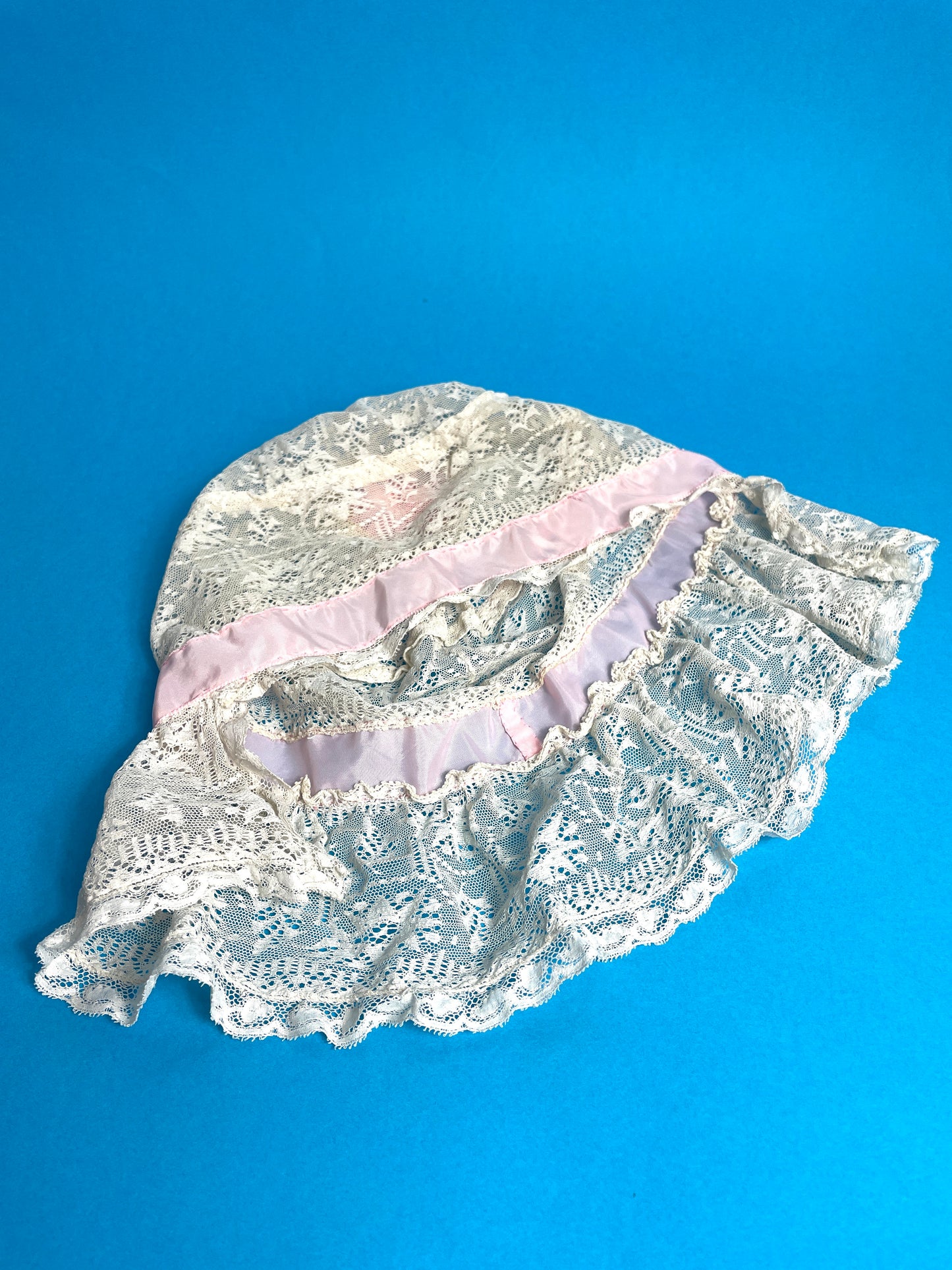 Bonnet ancien en dentelle