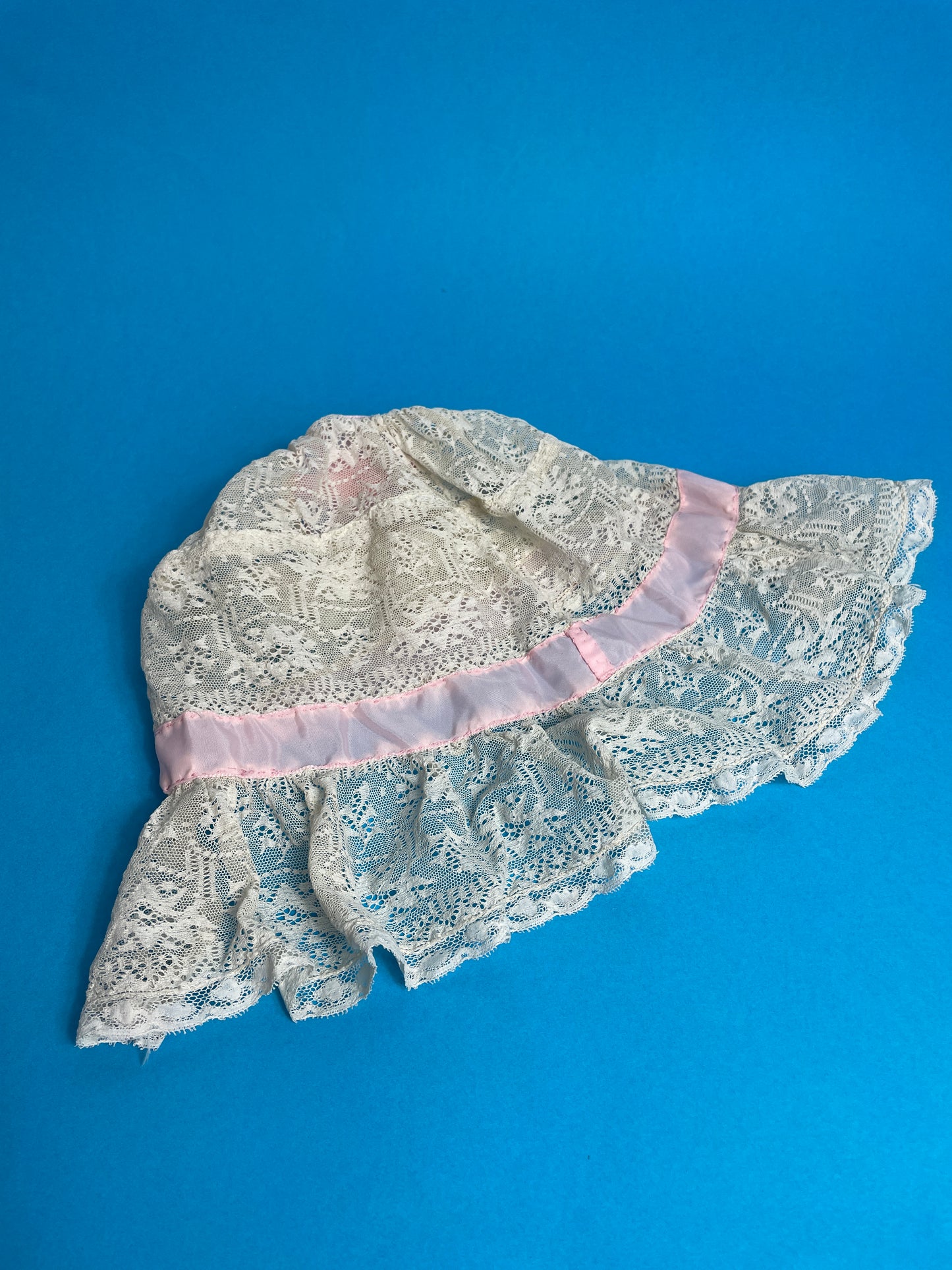 Bonnet ancien en dentelle