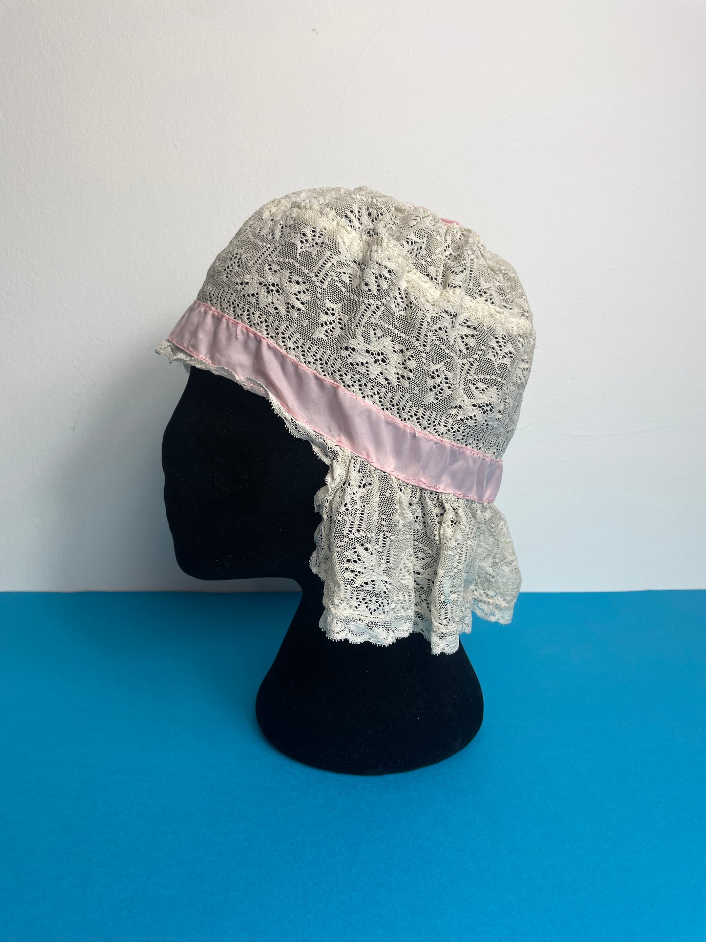 Bonnet ancien en dentelle
