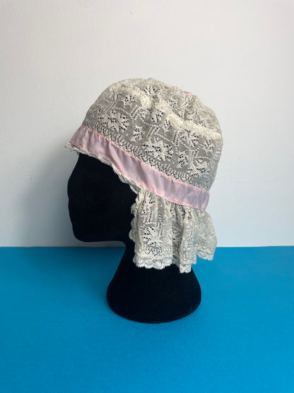 Bonnet ancien en dentelle