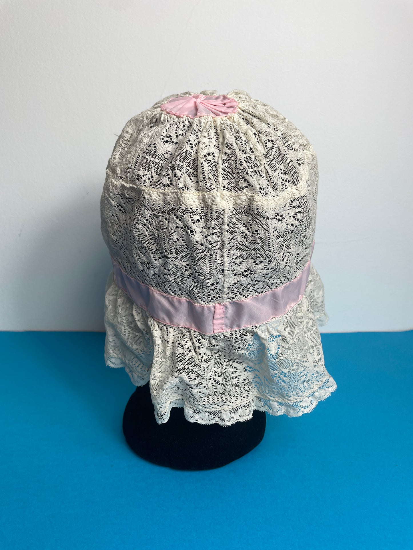 Bonnet ancien en dentelle