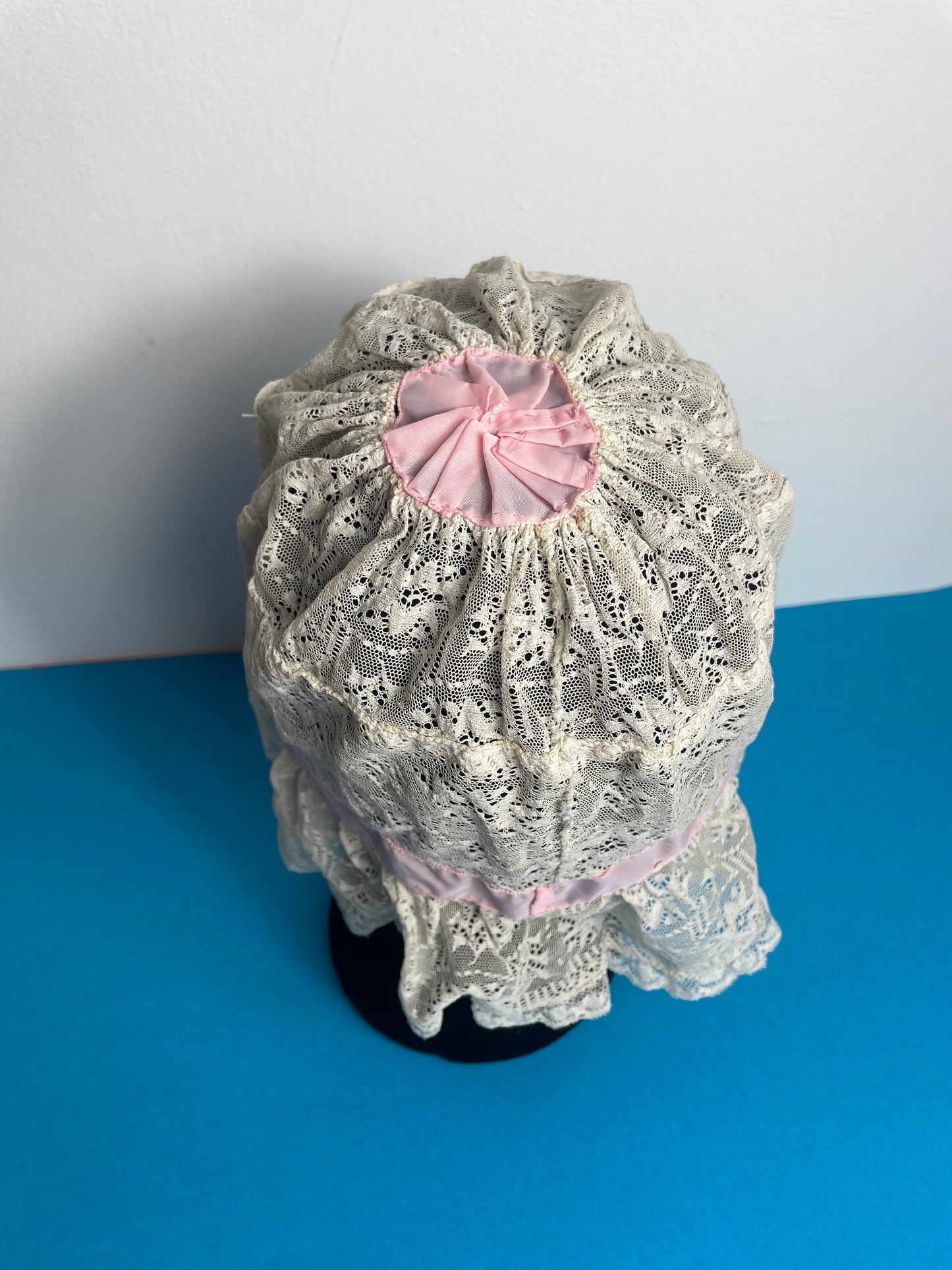 Bonnet ancien en dentelle