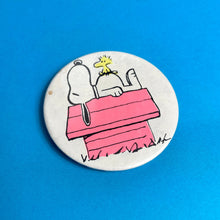 Charger l&#39;image dans la galerie, Badge vintage Snoopy rose et blanc
